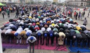 EndSARS: Protest paused at Lekki toll gate for Muslims to observe their prayer