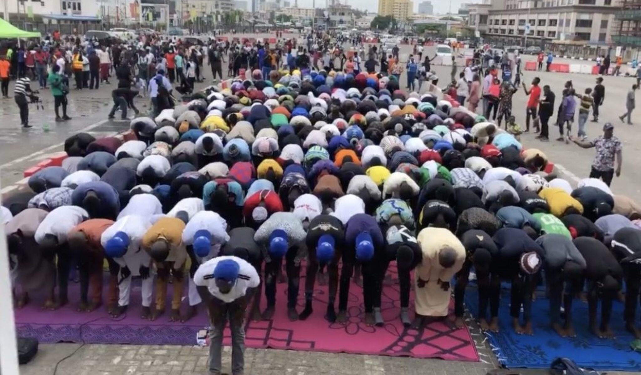 EndSARS: Protest paused at Lekki toll gate for Muslims to observe their prayer